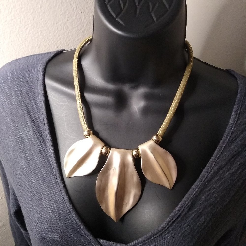 Metal Leaf Pendant Necklace Adjustable 17 To 19.5 Inches